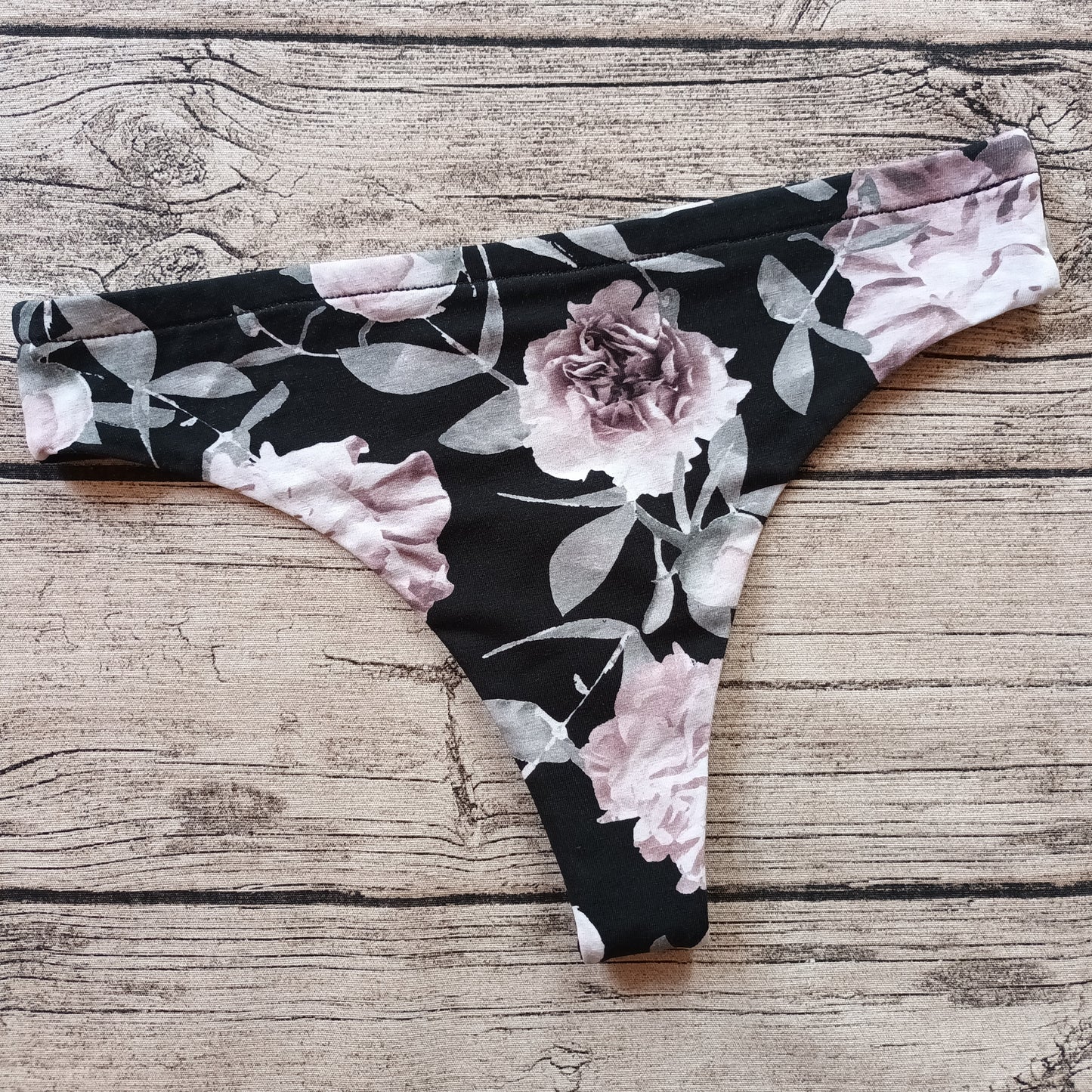 Noenea - Kuukautisalushousut, String - Uneksija, musta-roosa TILAUSTUOTE