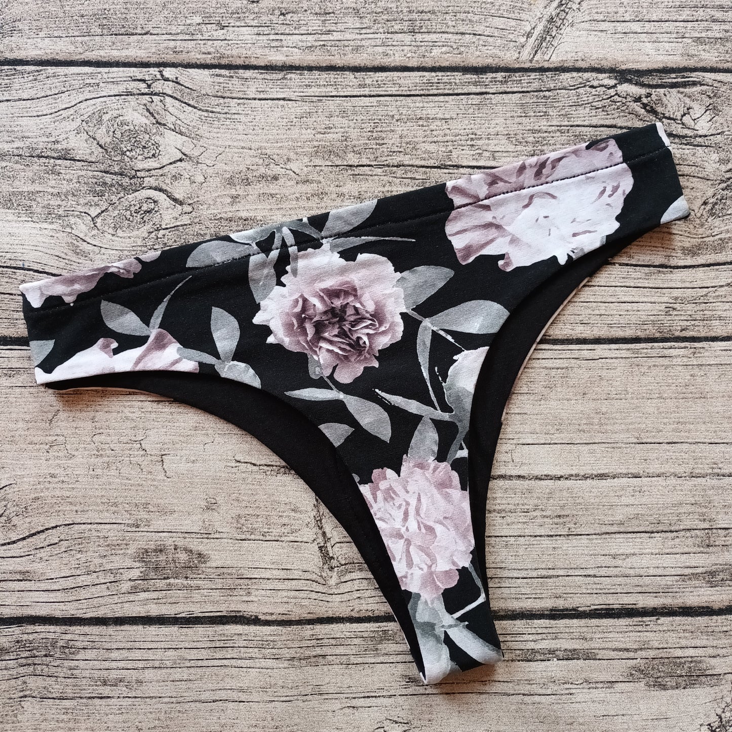 Noenea - Kuukautisalushousut, String - Uneksija, musta-roosa TILAUSTUOTE