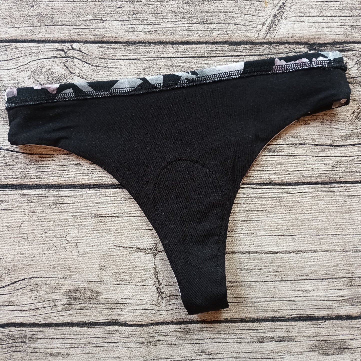 Noenea - Kuukautisalushousut, String - Uneksija, musta-roosa TILAUSTUOTE