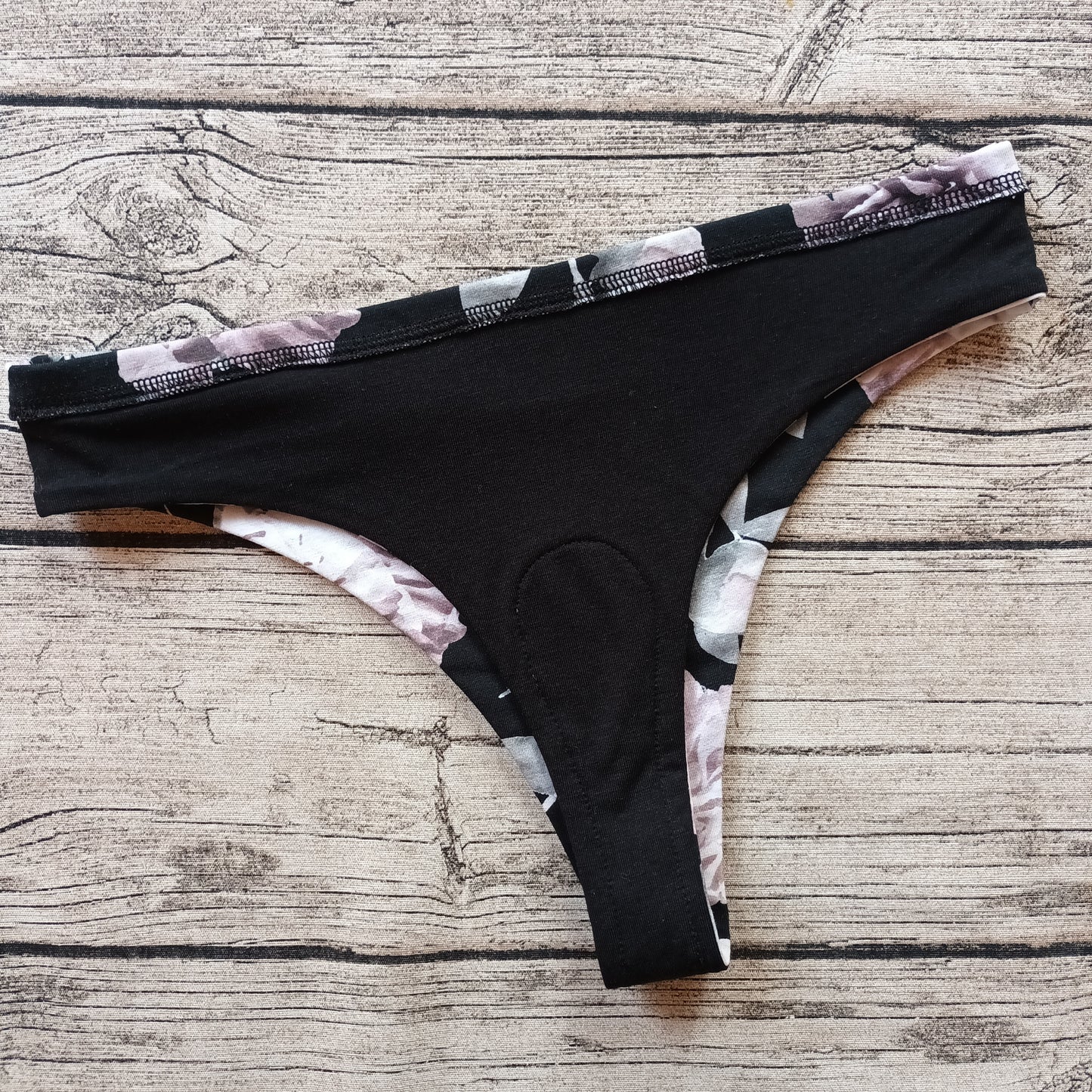 Noenea - Kuukautisalushousut, String - Uneksija, musta-roosa TILAUSTUOTE