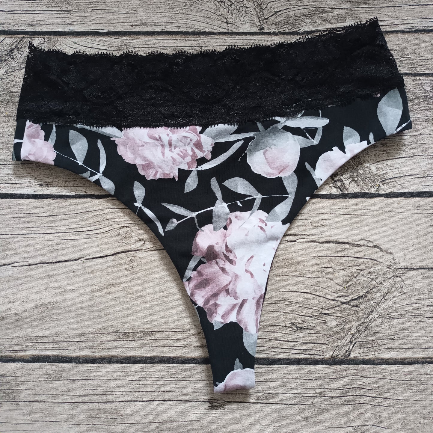 Noenea - Kuukautisalushousut, String Lace - Uneksija, musta-roosa TILAUSTUOTE