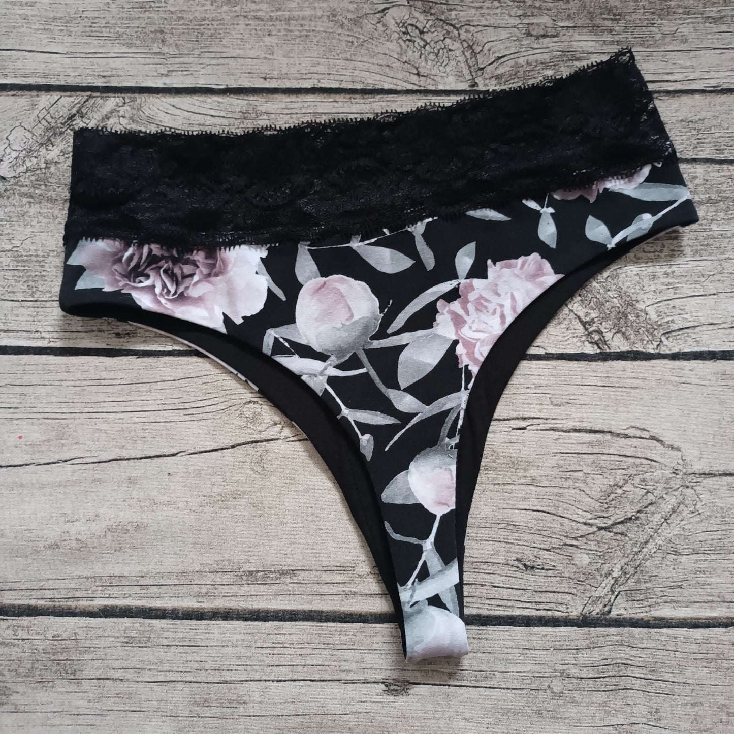 Noenea - Kuukautisalushousut, String Lace - Uneksija, musta-roosa TILAUSTUOTE