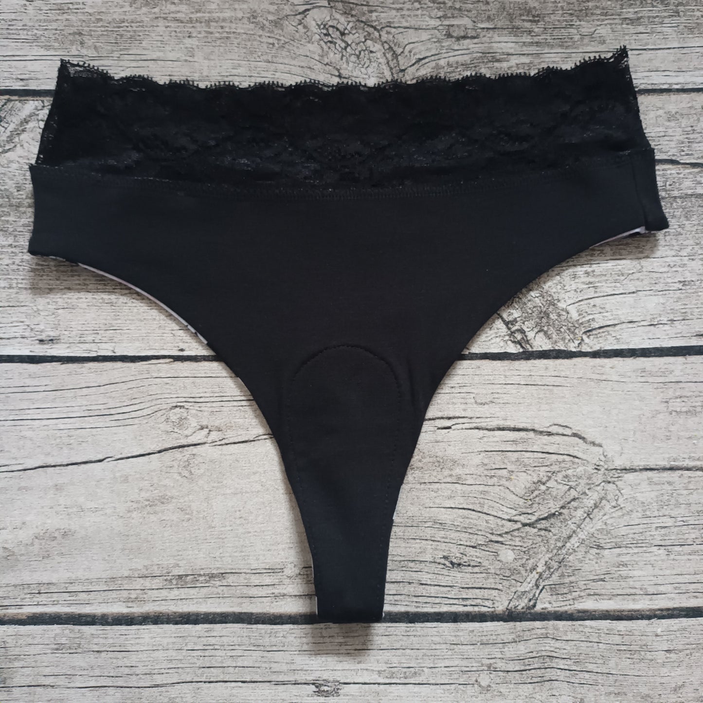 Noenea - Kuukautisalushousut, String Lace - Uneksija, musta-roosa TILAUSTUOTE