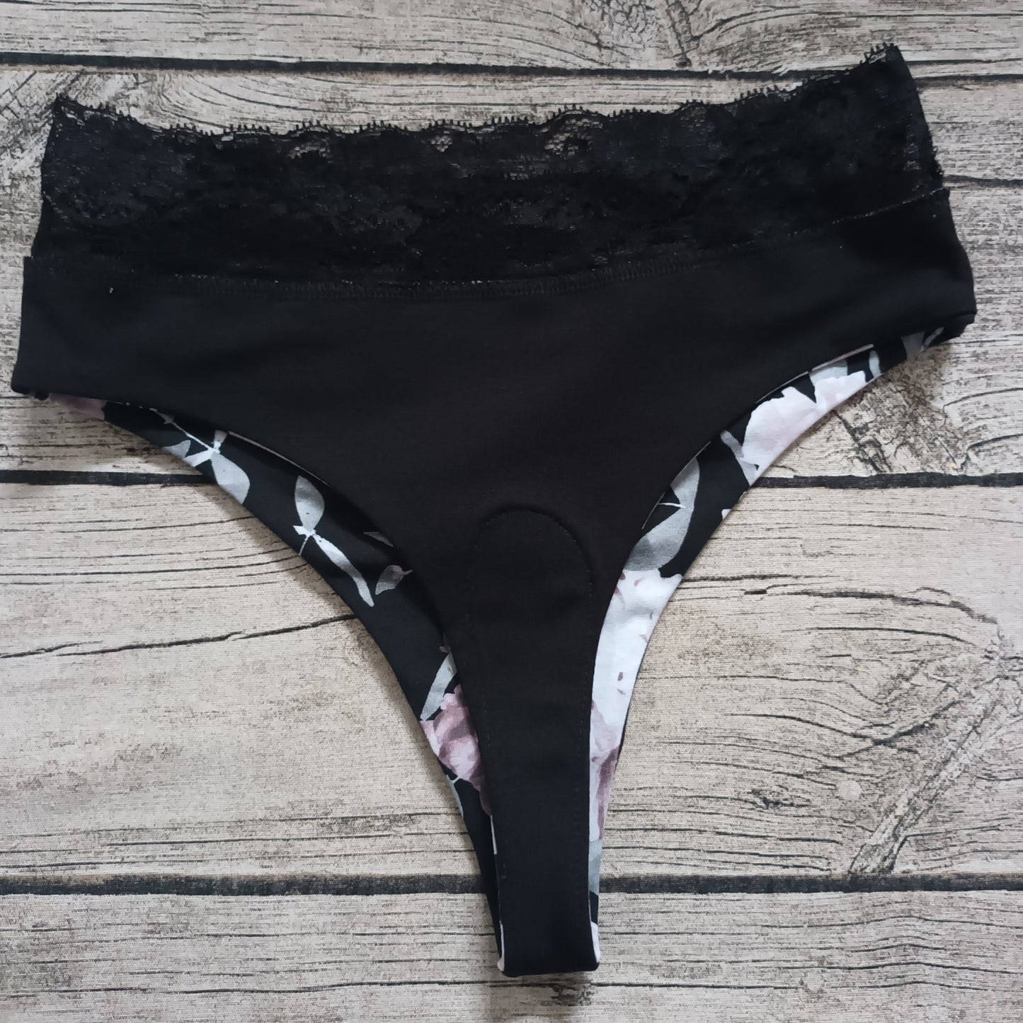 Noenea - Kuukautisalushousut, String Lace - Uneksija, musta-roosa TILAUSTUOTE