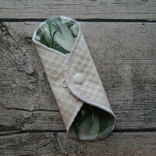 Noenea - Pikkuhousunsuoja MINI - Luonnonvalkoinen bambu + Lehto, vihreä